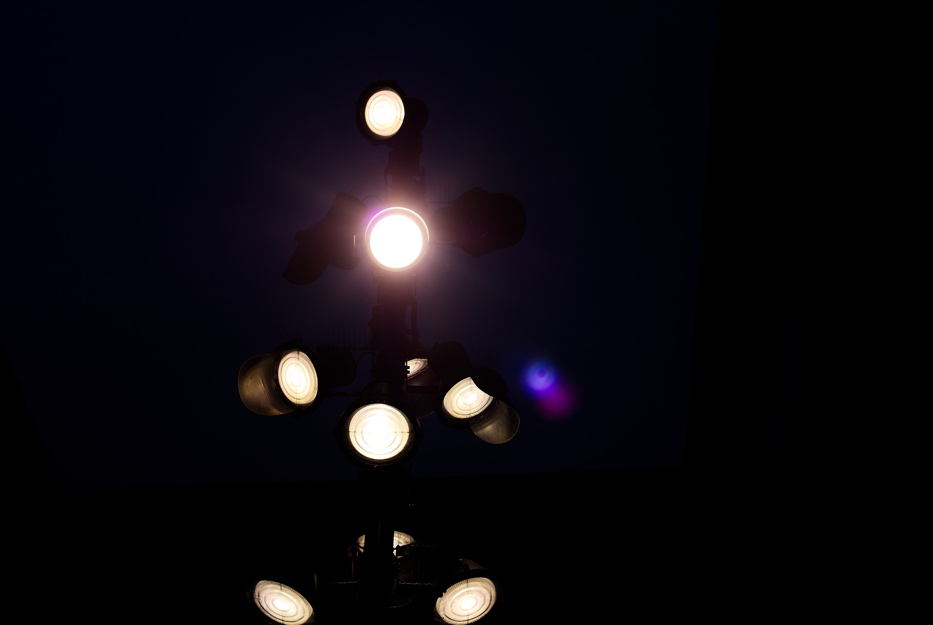 spotlight-gb8192343f_1920